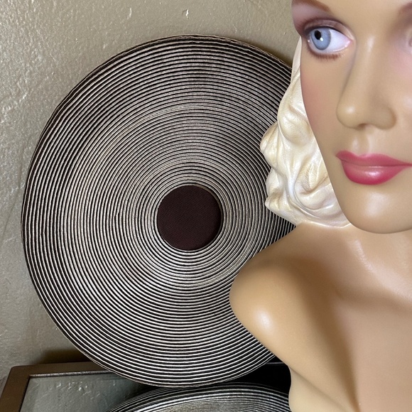 MARVELOUS 1940s' BEIGE/BROWN STRAW CIRCULAR TILT HAT WITH BROWN GROSGRAIN BUTTON - Picture 10 of 12